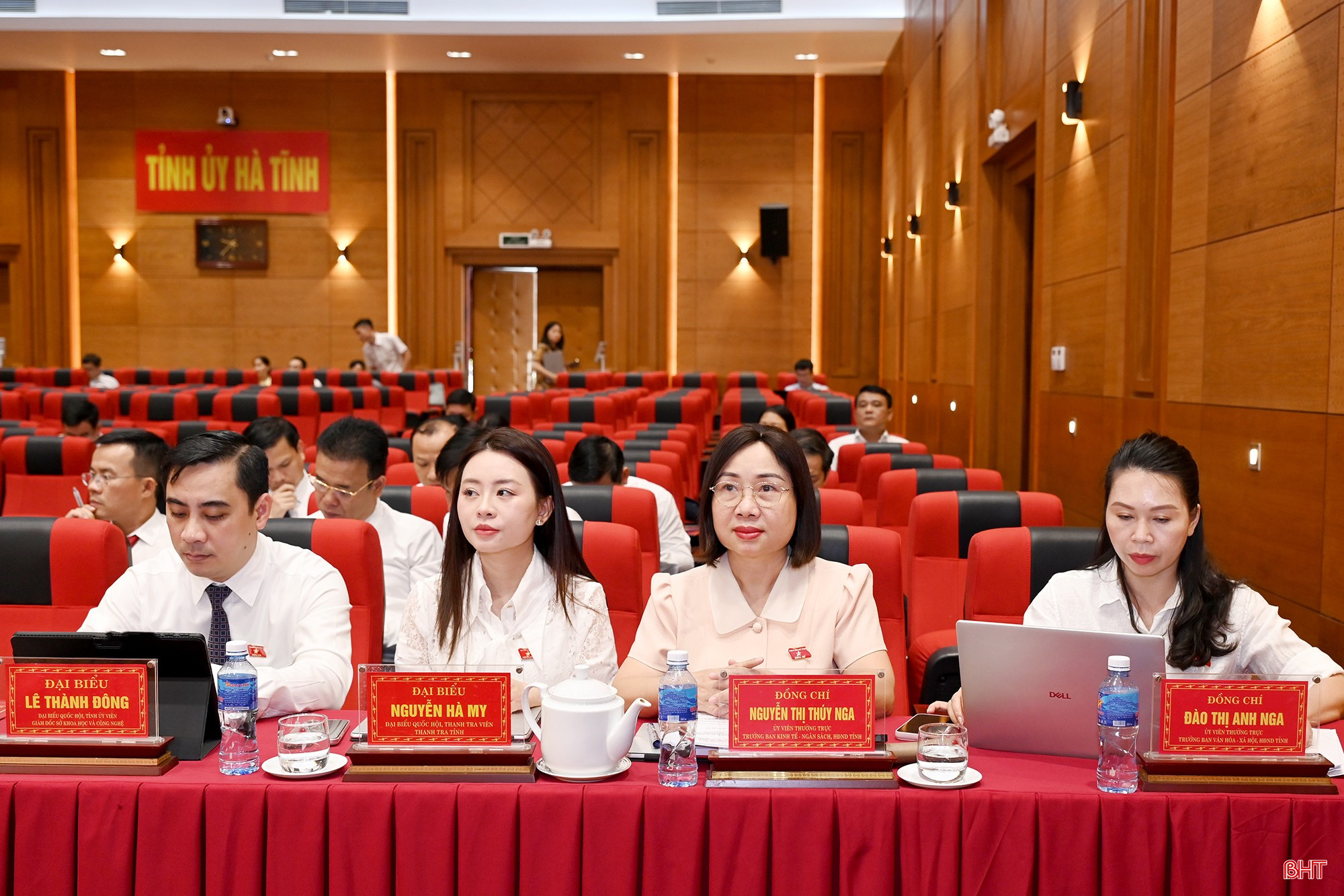 Đại biểu dự kỳ họp.