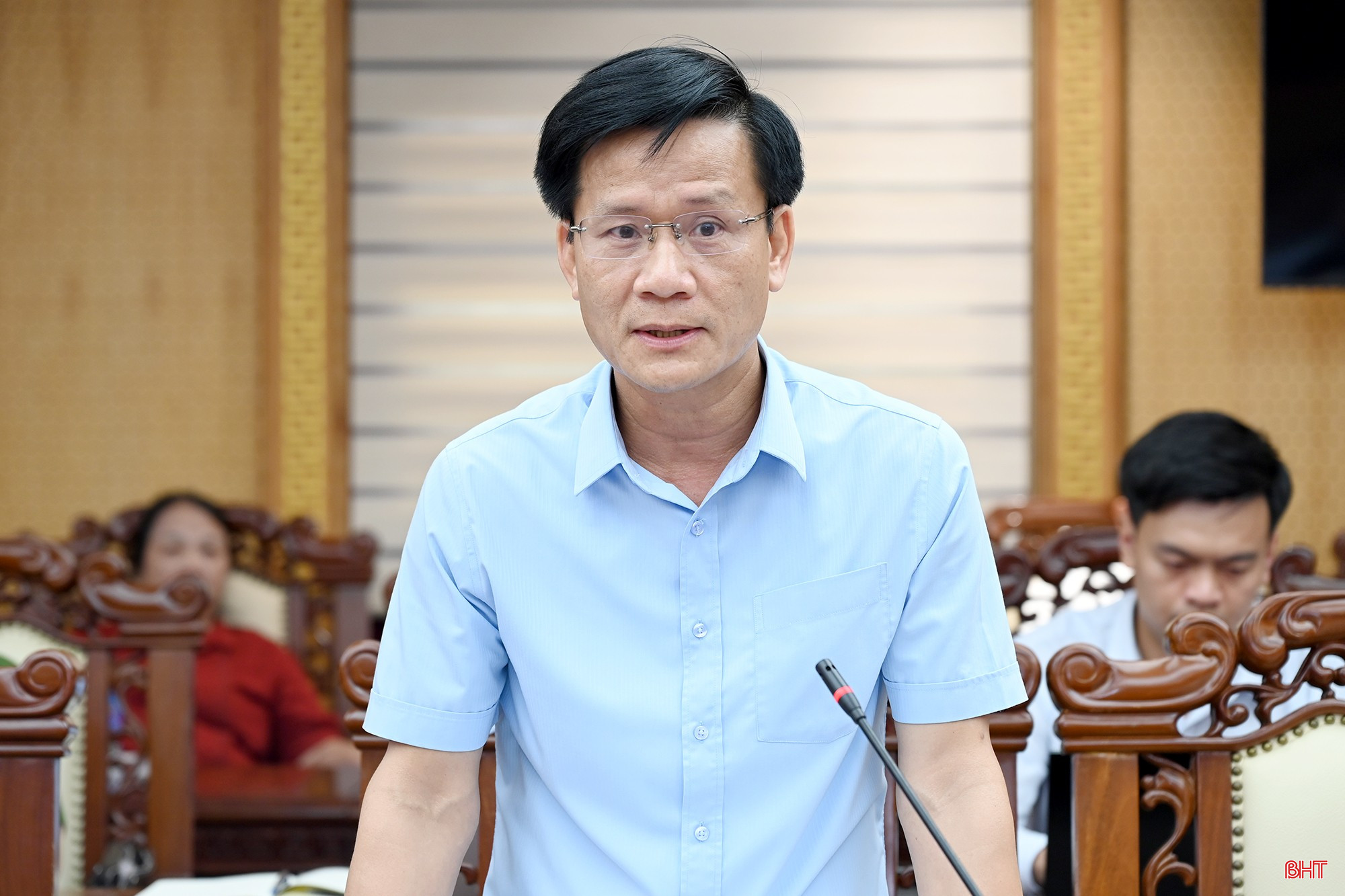 Đồng chí Trịnh Văn Ngọc - Giám đốc Sở Nội vụ thông tin một số nội dung về chế độ, chính sách cán bộ và công tác sáp nhập thôn, tổ dân phố.
