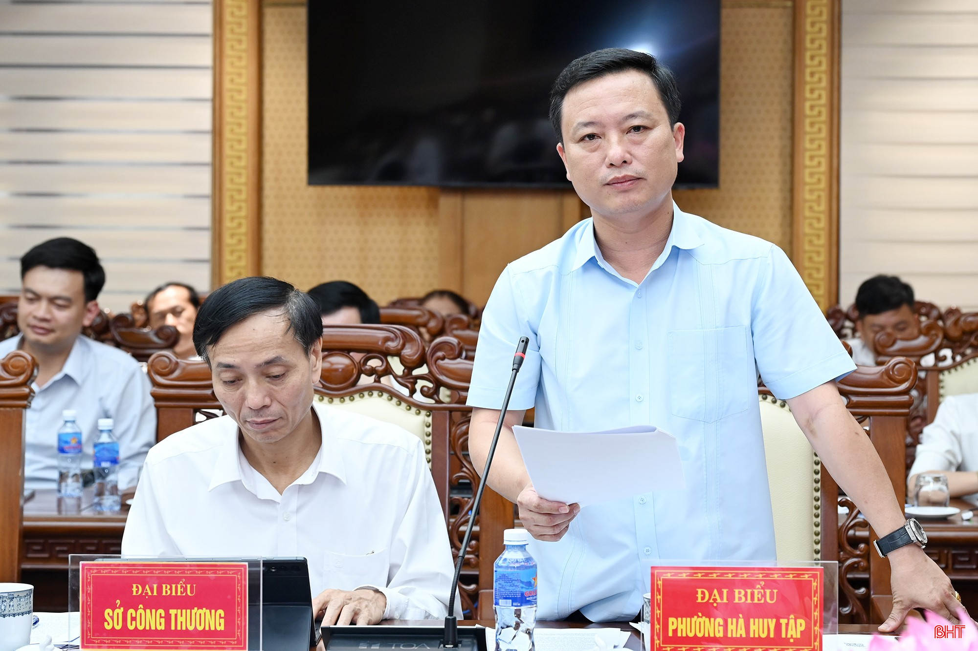 Đồng chí Đậu Tùng Lâm - Bí thư Đảng ủy, Chủ tịch HĐND phường Hà Huy Tập báo cáo nội dung tại buổi làm việc.