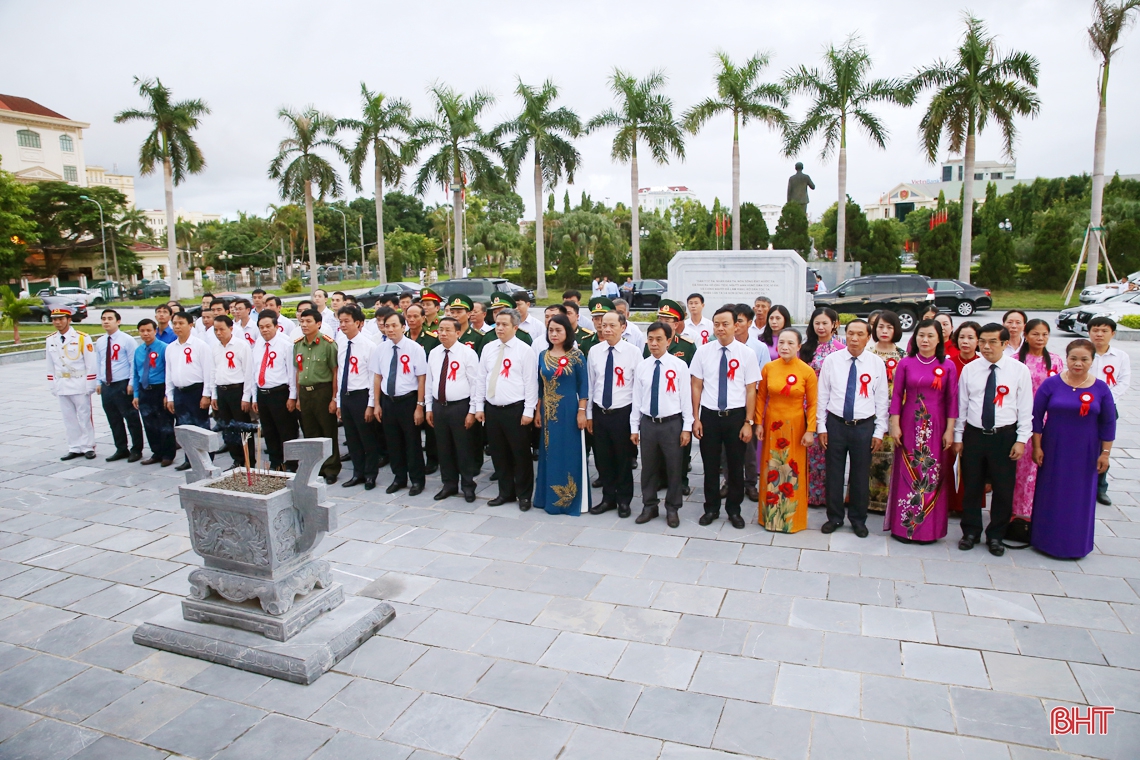 Đoàn đại biểu dự Đại hội Thi đua yêu nước tỉnh Hà Tĩnh báo công với Bác Hồ