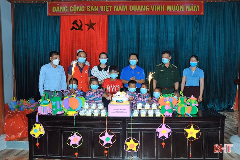 Mang Tết Trung thu đến với trẻ em dân tộc Chứt