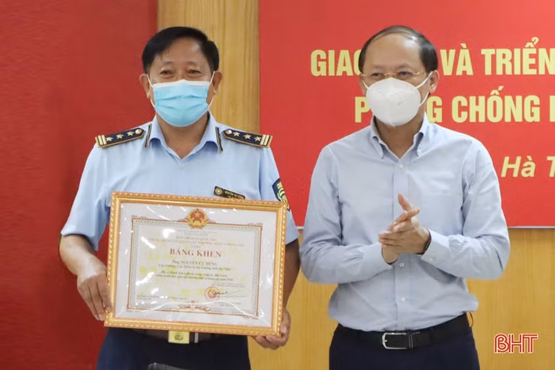 Tăng cường đấu tranh với buôn lậu, gian lận thương mại và hàng giả, hàng nhái