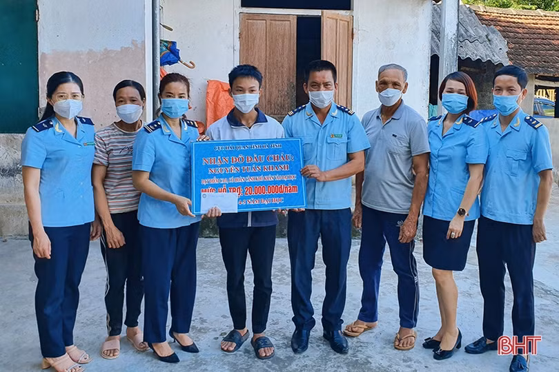 Sinh viên nghèo học giỏi vỡ òa cảm xúc khi được Hải quan Hà Tĩnh đỡ đầu