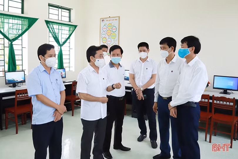 Công ty Xăng dầu Hà Tĩnh tài trợ máy tính cho một trường học ở Hương Sơn