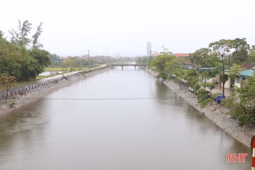 Trực cống, vận hành tiêu thoát chủ động trong mưa lớn tại TP Hà Tĩnh