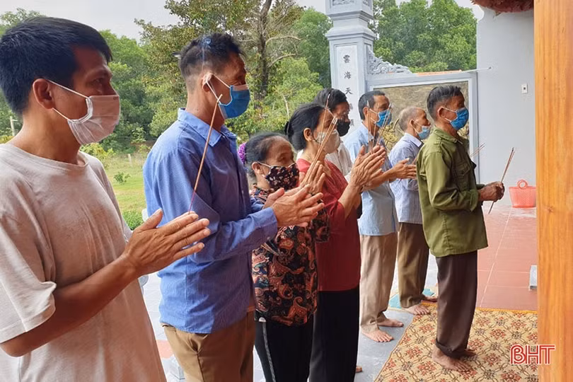 Thăm đền Trần ở xã Cổ Đạm nhân ngày giỗ Hưng Đạo Đại vương