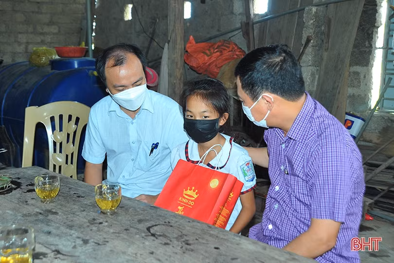 Lãnh đạo tỉnh tặng quà Trung thu cho trẻ em các huyện miền núi Hà Tĩnh