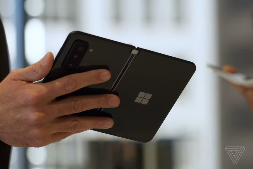 Smartphone vừa ra mắt của Microsoft đắt hơn iPhone 13