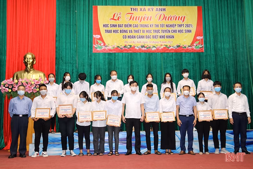 TX Kỳ Anh tuyên dương học sinh đạt điểm cao xét tuyển đại học, trao học bổng các em hoàn cảnh khó khăn
