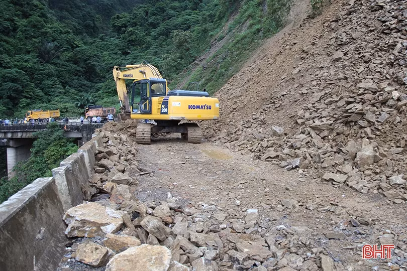 Thường xuyên theo dõi điểm sạt lở, đảm bảo an toàn giao thông trên Quốc lộ 8A