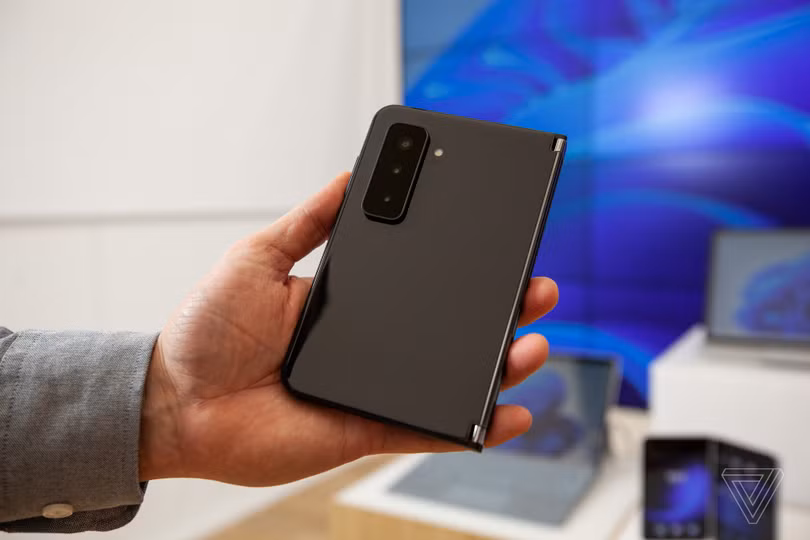 Smartphone vừa ra mắt của Microsoft đắt hơn iPhone 13