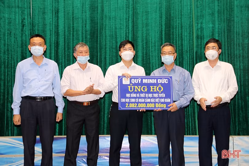 TX Kỳ Anh tuyên dương học sinh đạt điểm cao xét tuyển đại học, trao học bổng các em hoàn cảnh khó khăn