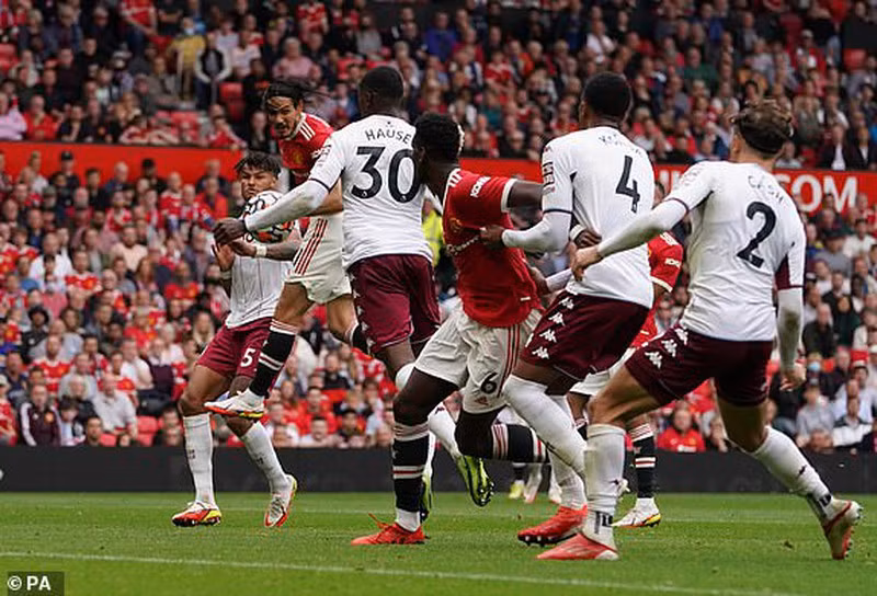 Bruno đá hỏng penalty, MU thua sốc Aston Villa