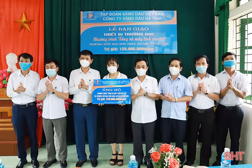 Công ty Xăng dầu Hà Tĩnh tài trợ máy tính cho một trường học ở Hương Sơn