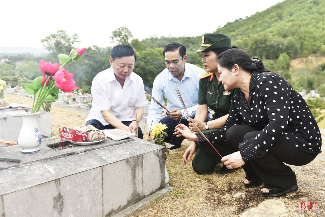 Phó Thủ tướng Trần Hồng Hà dâng hương và tặng quà các gia đình chính sách ở Hà Tĩnh