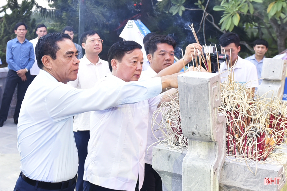 Phó Thủ tướng Trần Hồng Hà dâng hương và tặng quà các gia đình chính sách ở Hà Tĩnh