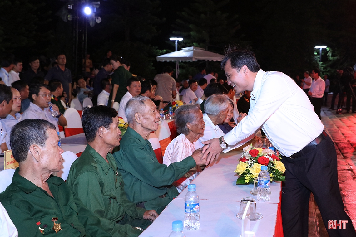 Xúc động chương trình giao lưu nghệ thuật “Điểm tựa hòa bình”