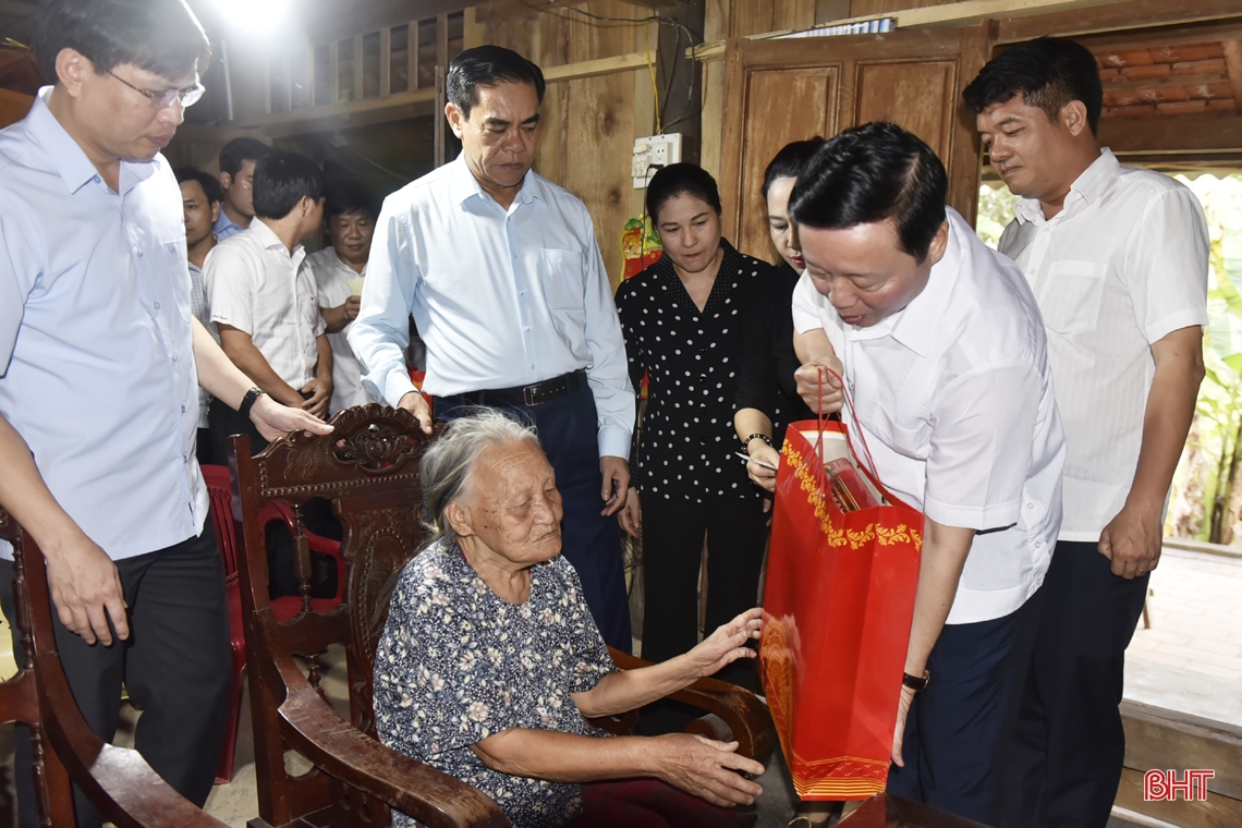Phó Thủ tướng Trần Hồng Hà dâng hương và tặng quà các gia đình chính sách ở Hà Tĩnh