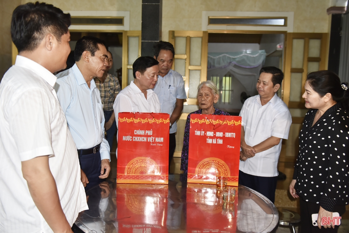 Phó Thủ tướng Trần Hồng Hà dâng hương và tặng quà các gia đình chính sách ở Hà Tĩnh