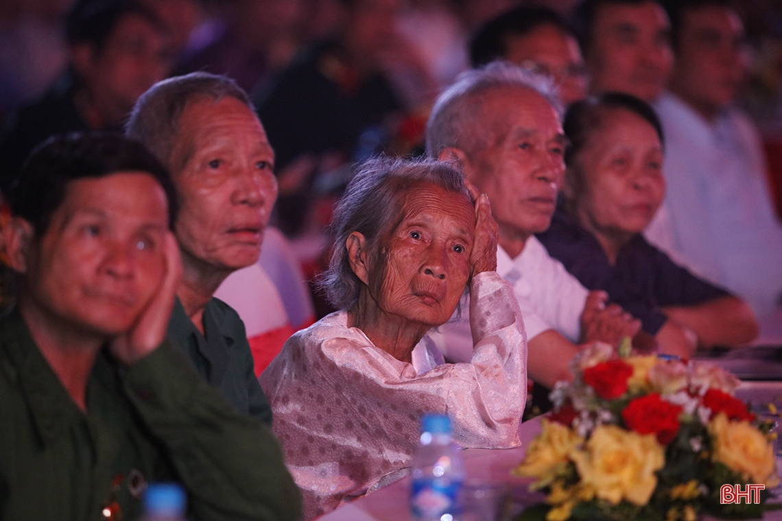 Xúc động chương trình giao lưu nghệ thuật “Điểm tựa hòa bình”