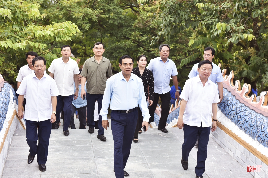 Phó Thủ tướng Trần Hồng Hà dâng hương và tặng quà các gia đình chính sách ở Hà Tĩnh