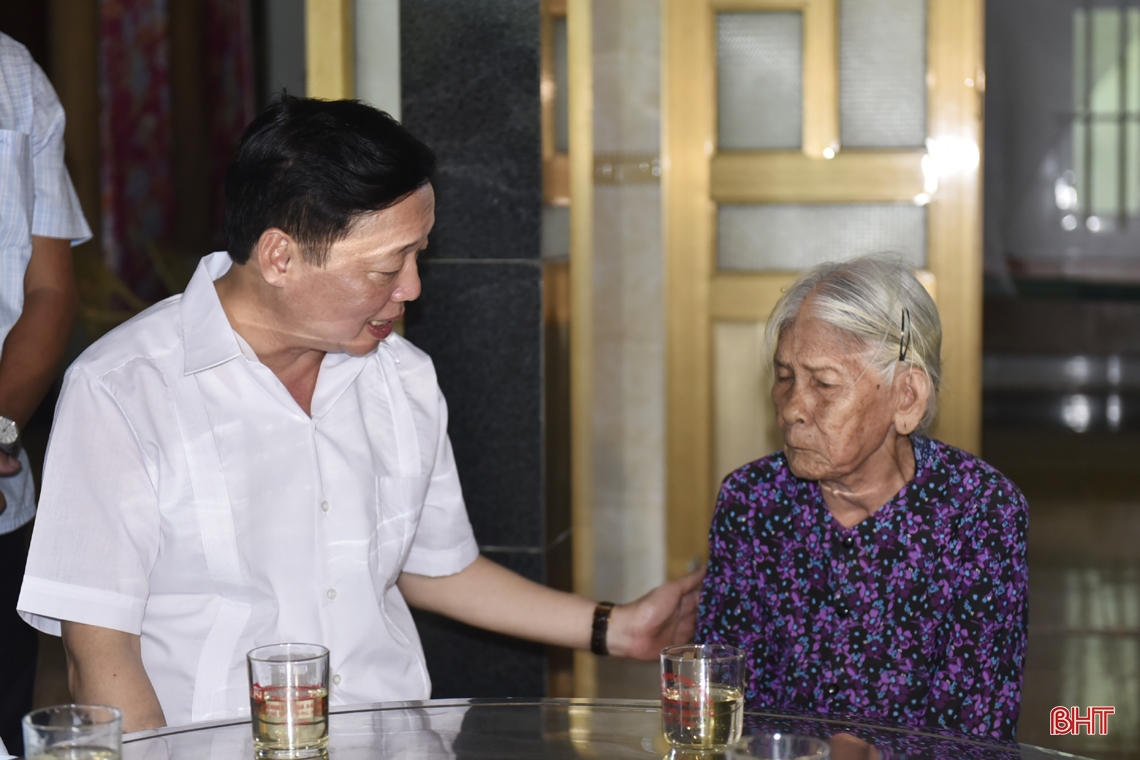 Phó Thủ tướng Trần Hồng Hà dâng hương và tặng quà các gia đình chính sách ở Hà Tĩnh