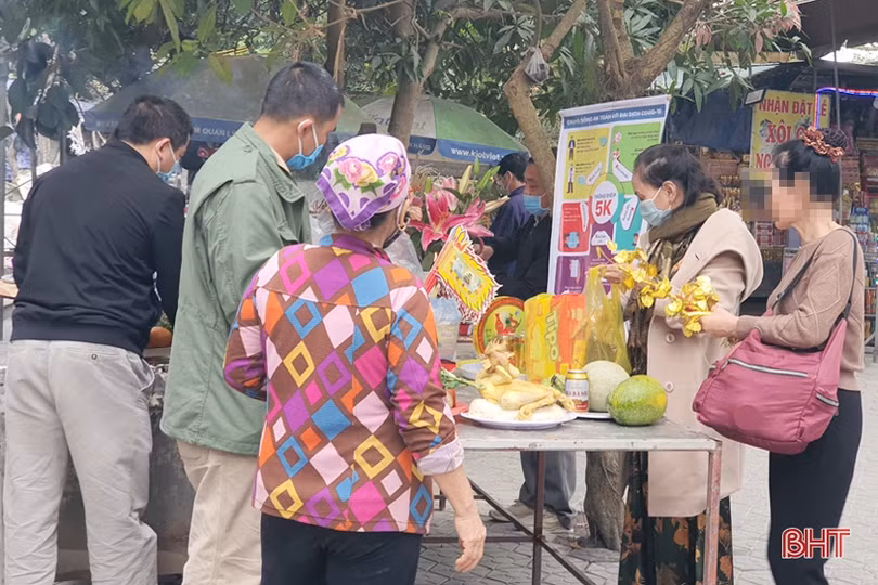 Những hình ảnh “không đẹp” tại đền Chợ Củi