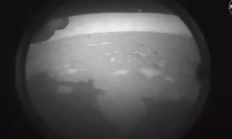 Bức ảnh sao Hỏa đầu tiên robot NASA truyền về Trái Đất