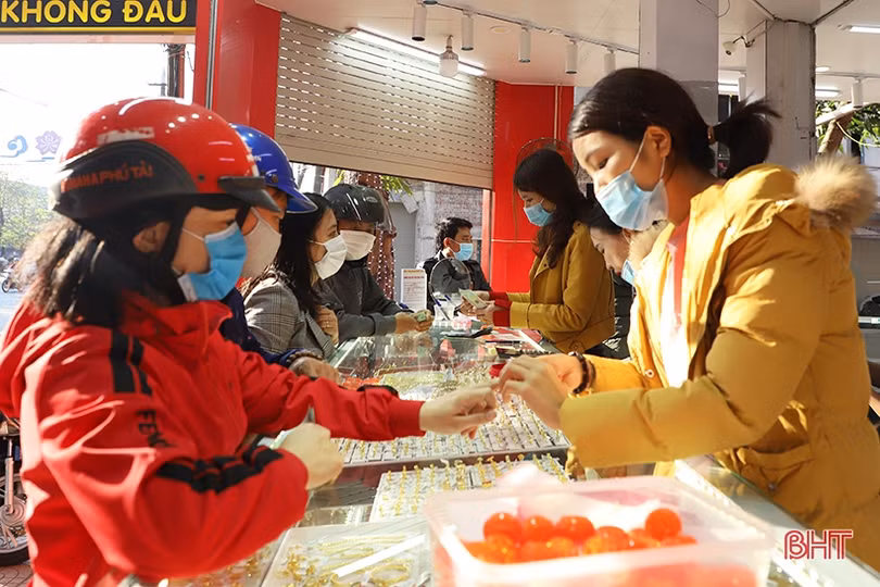 Ngày Thần tài, linh vật trâu vàng đắt khách