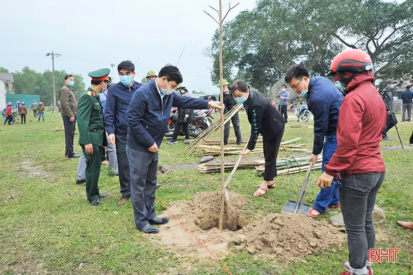 Lãnh đạo Hội Nông dân Hà Tĩnh xuống đồng, động viên nông dân sản xuất