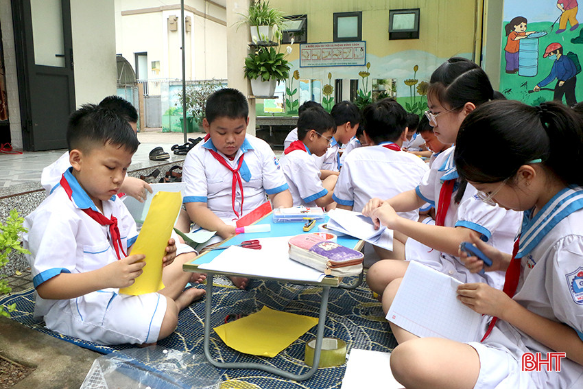 ... và tham gia tái chế vở cũ, vẽ bìa vở để ủng hộ học sinh gặp hoàn cảnh khó khăn.