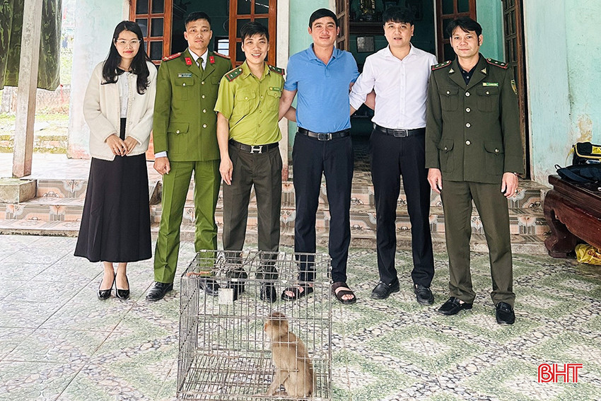 Qúa trình lực lượng chức năng tiếp nhận tại nhà anh Trần Văn TrUNG.jpg