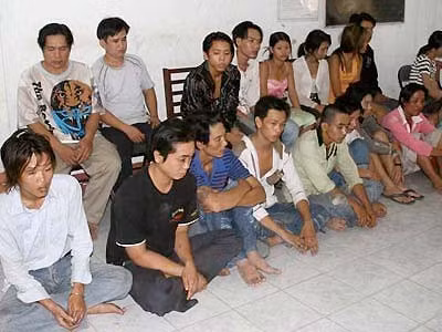 Băng nhóm trấn lột tài sản khách làng chơi tại khu vực công viên Phú Lâm bị cảnh sát bắt giữ.