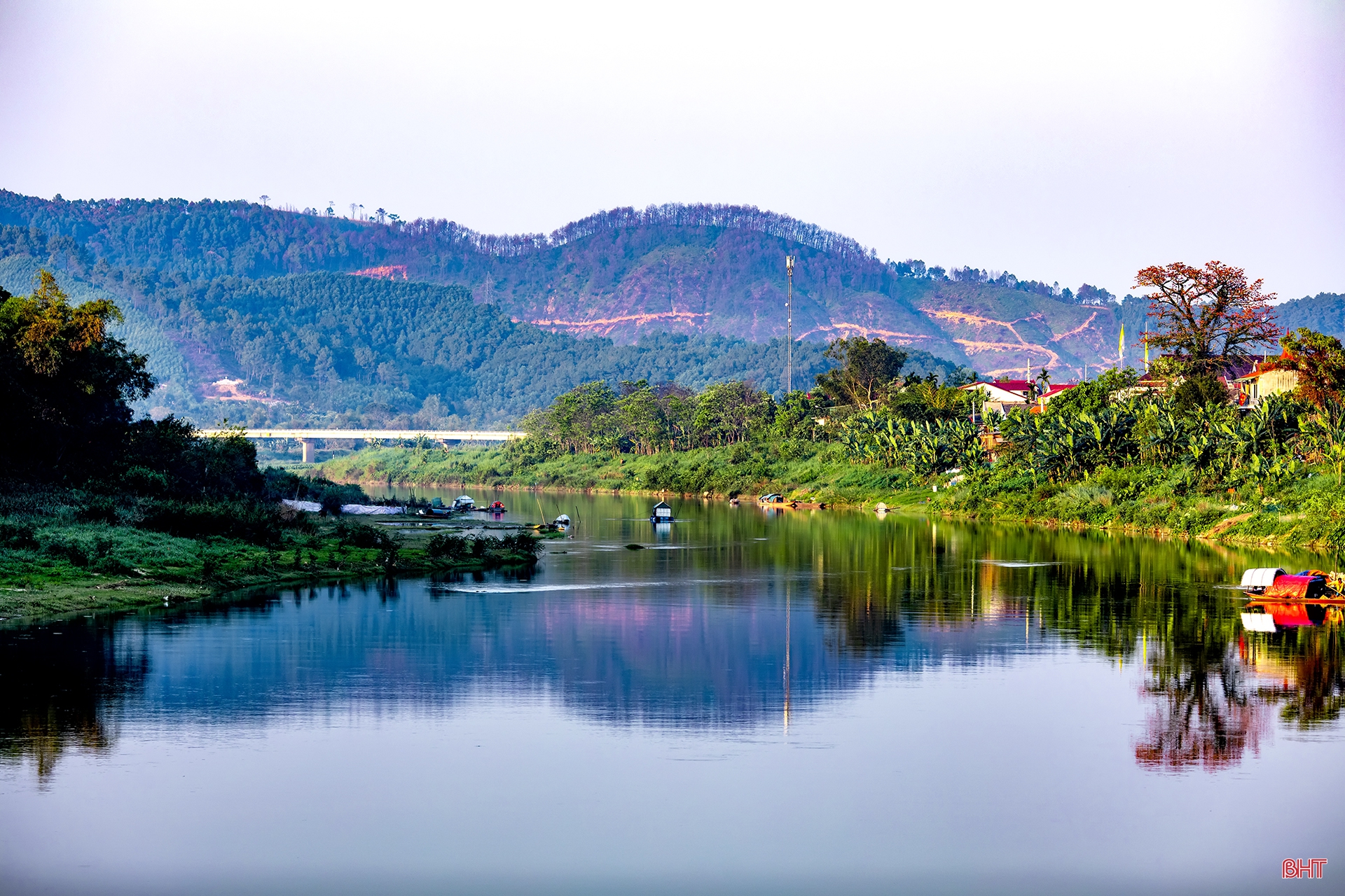 Tháng ba bung biêng lửa gạo…