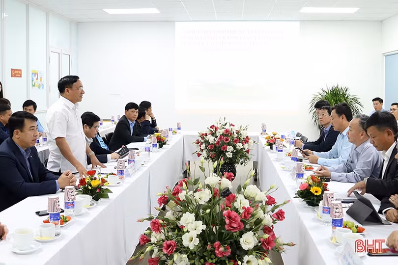 Lãnh đạo Hà Tĩnh tìm hiểu phát triển cụm công nghiệp, làng nghề của Thủ đô Hà Nội