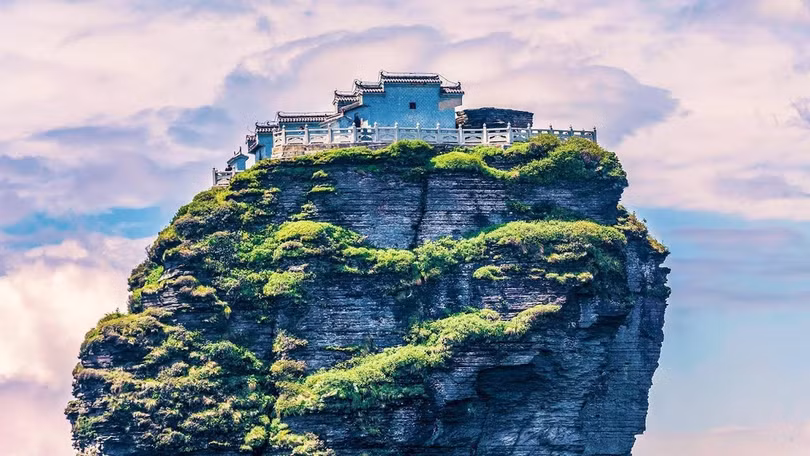 2 ngôi chùa cổ vờn mây trên đỉnh núi tiên