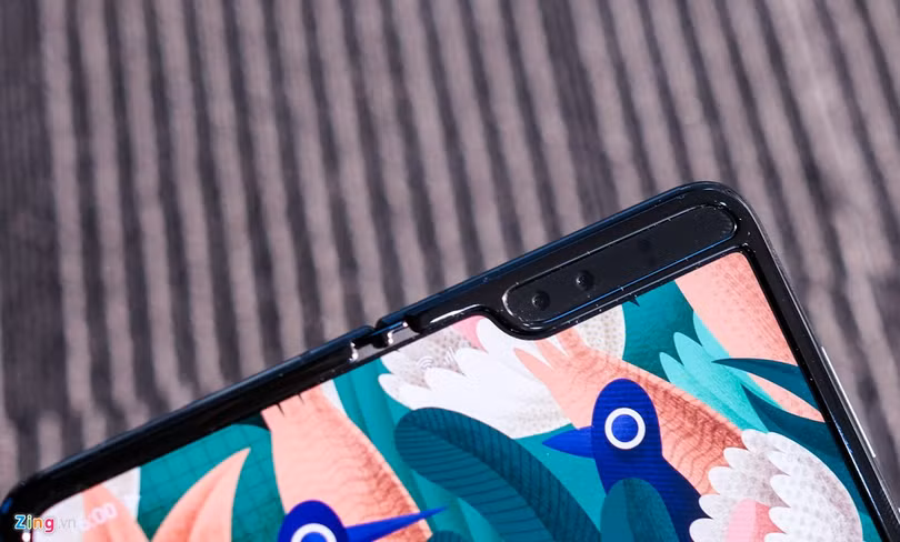 Trong hộp của Galaxy Fold giá 50 triệu có gì?