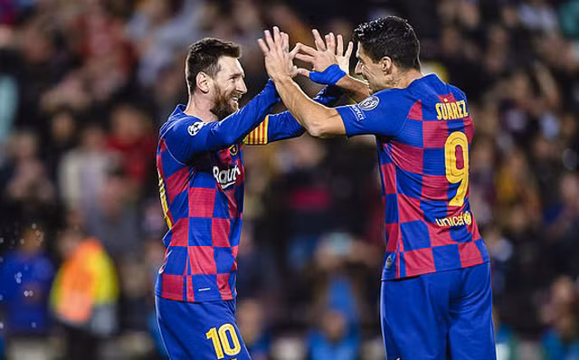 Vượt Ronaldo, Messi lập kỷ lục mới trong trận đấu thứ 700 cho Barca