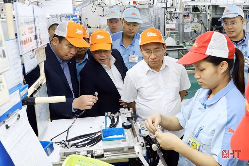 Lãnh đạo Hà Tĩnh tìm hiểu phát triển cụm công nghiệp, làng nghề của Thủ đô Hà Nội