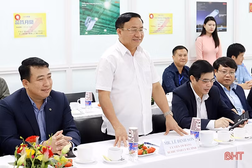 Lãnh đạo Hà Tĩnh tìm hiểu phát triển cụm công nghiệp, làng nghề của Thủ đô Hà Nội