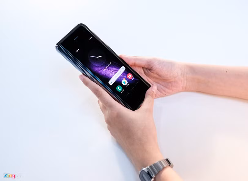 Trong hộp của Galaxy Fold giá 50 triệu có gì?
