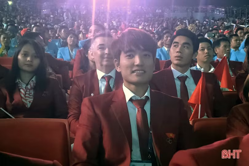 Đông đảo cổ động viên Việt Nam dự lễ khai mạc SEA Games 2019