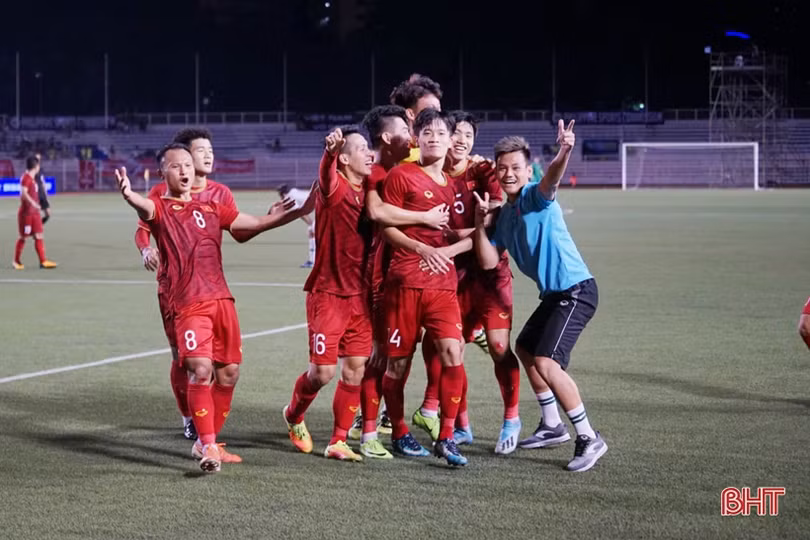 Hoàng Đức ghi bàn, U22 Việt Nam ngược dòng thắng Indonesia 2-1