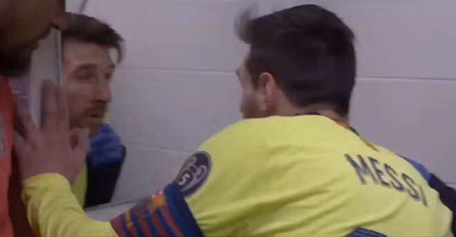 Messi với cảm xúc khó hiểu trong phòng thay đồ. Hình ảnh chưa từng thấy của Barca sau trận thua Liverpool