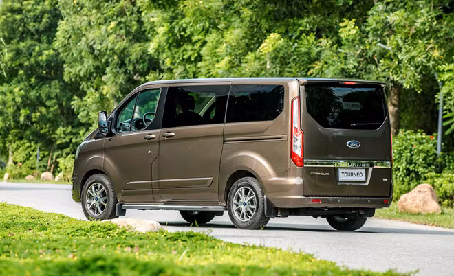 Ford Tourneo có đủ sức cạnh tranh Kia Sedona tại Việt Nam?