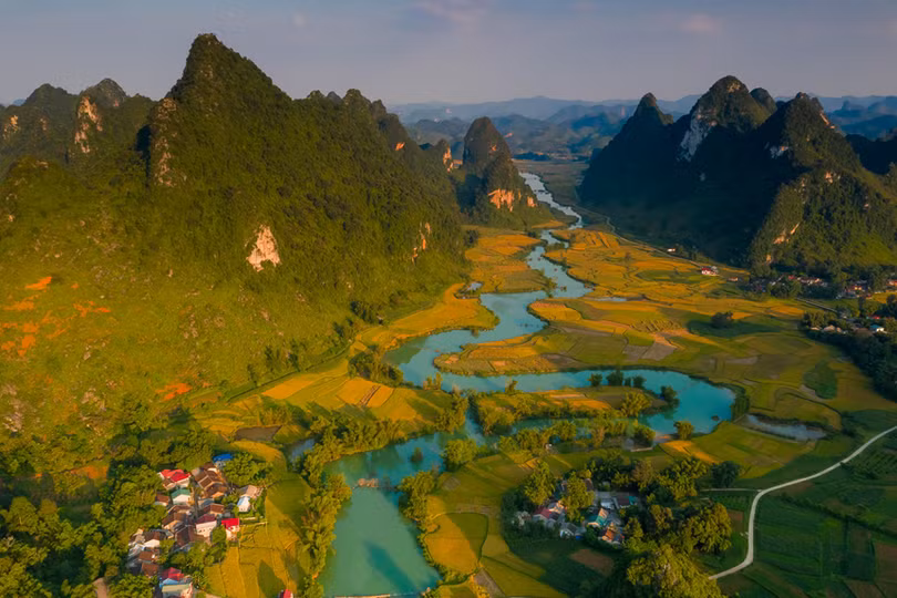 Thác Bản Giốc kỳ vĩ hóa dải lụa trắng mơ màng vắt sang thu