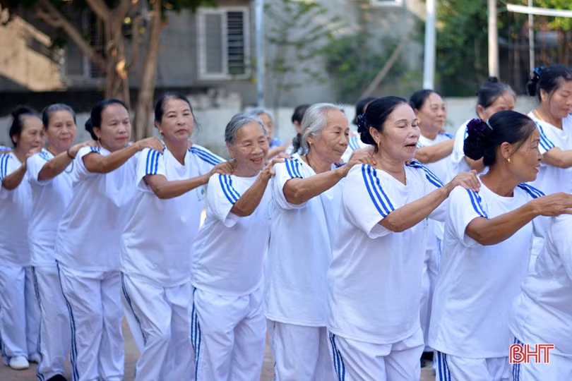 Người già TX Kỳ Anh vui khỏe với thể dục dưỡng sinh