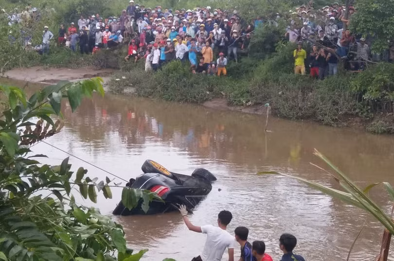 Chuyên gia hướng dẫn cách thoát thân khi ô tô rơi xuống nước