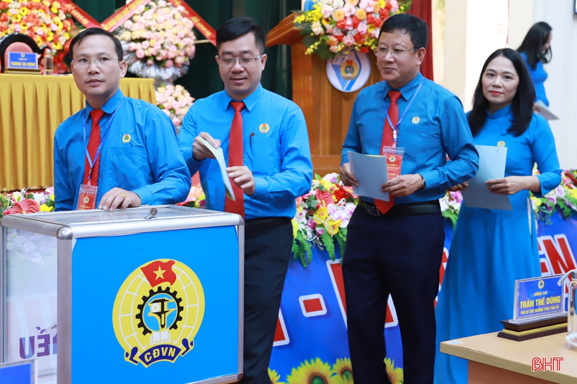 Đồng chí Hà Văn Oanh tái cử Chủ tịch Công đoàn Viên chức tỉnh Hà Tĩnh nhiệm kỳ 2023 - 2028