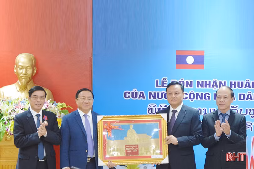 Hà Tĩnh đón nhận Huân chương Lao động hạng I của nước CHDCND Lào
